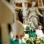 Vaticano. Il Papa apre il Sinodo: ascoltarsi, non blindarsi in proprie certezze