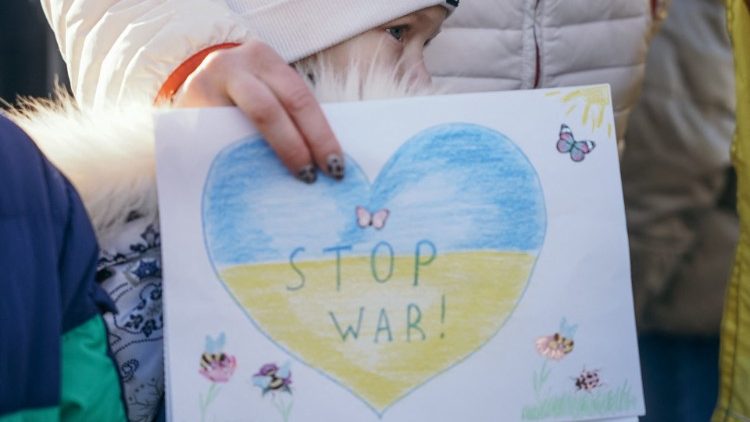 Un anno di guerra in Ucraina. Il dolore di Francesco, gli appelli, le preghiere